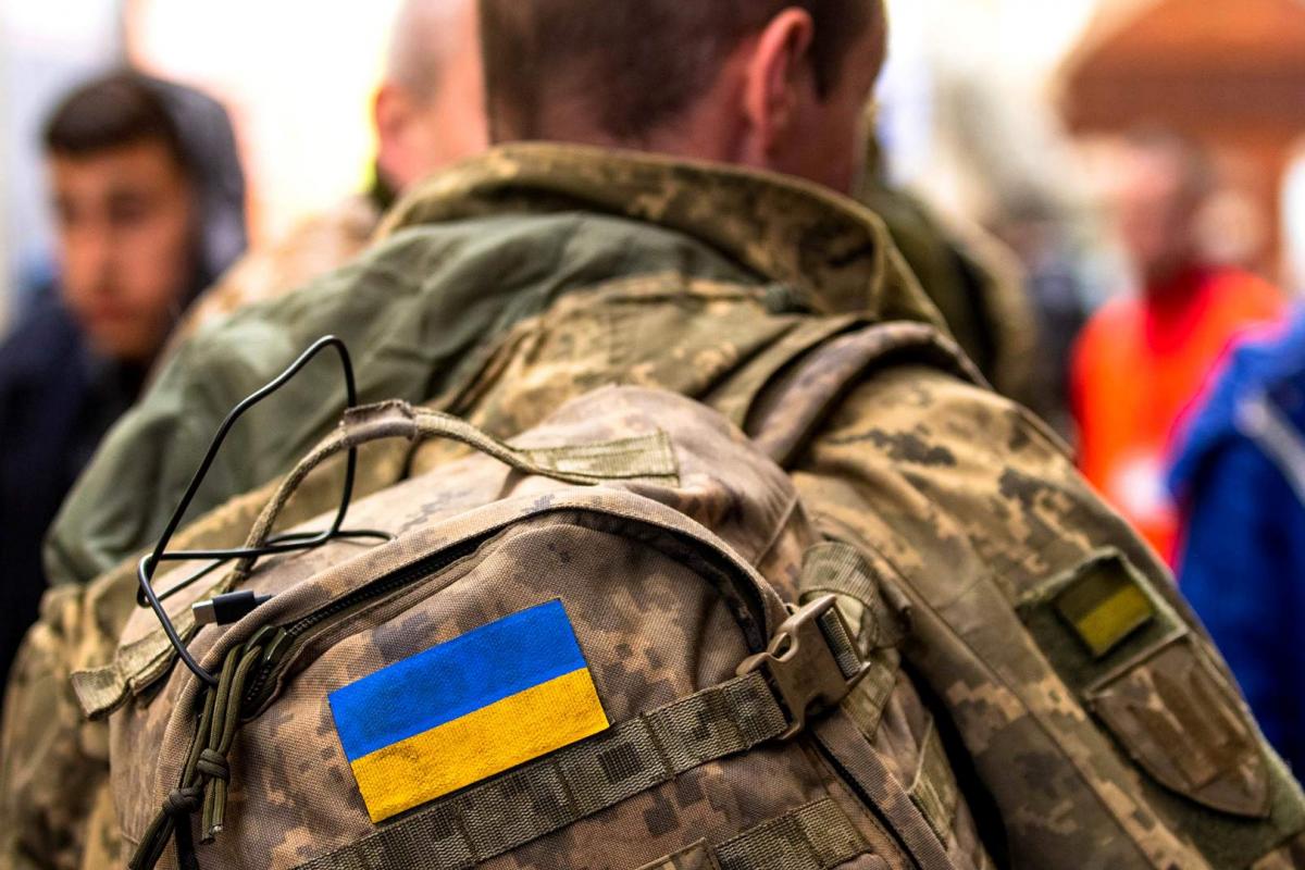 С 1 июня на Украине началась мобилизация внутренних переселенцев С 1 июня мужчины, которые были вынуждены покинуть свои дома из-за военных действий, будут призываться на военную службу в ВСУ наравне с другими мужчинами в возрасте от 25 лет. На Украине 5 млн внутренних переселенцев. По данным депутата Верховной Рады Елены Шуляк, на март на Украине было официально зарегистрировано около 5 млн внутренне перемещенных лиц. Однако нет информации, сколько из них относятся к мобилизационному возрасту. Теперь мужчины-переселенцы, подлежащие мобилизации, должны встать на учет в территориальном центре комплектации по месту временной регистрации. Даже если они потеряли документы, они должны явиться в военкомат. Им необходимо сообщать об изменении места регистрации в течение 10 дней. Если гражданин решает вернуться на прежнее место жительства, он должен предупредить соответствующий орган за три дня до отъезда. Напомним, что офицер ВСУ назвал оказывающих сопротивление мобилизации подонками. Россия настаивает на своих условиях мира по Украине.