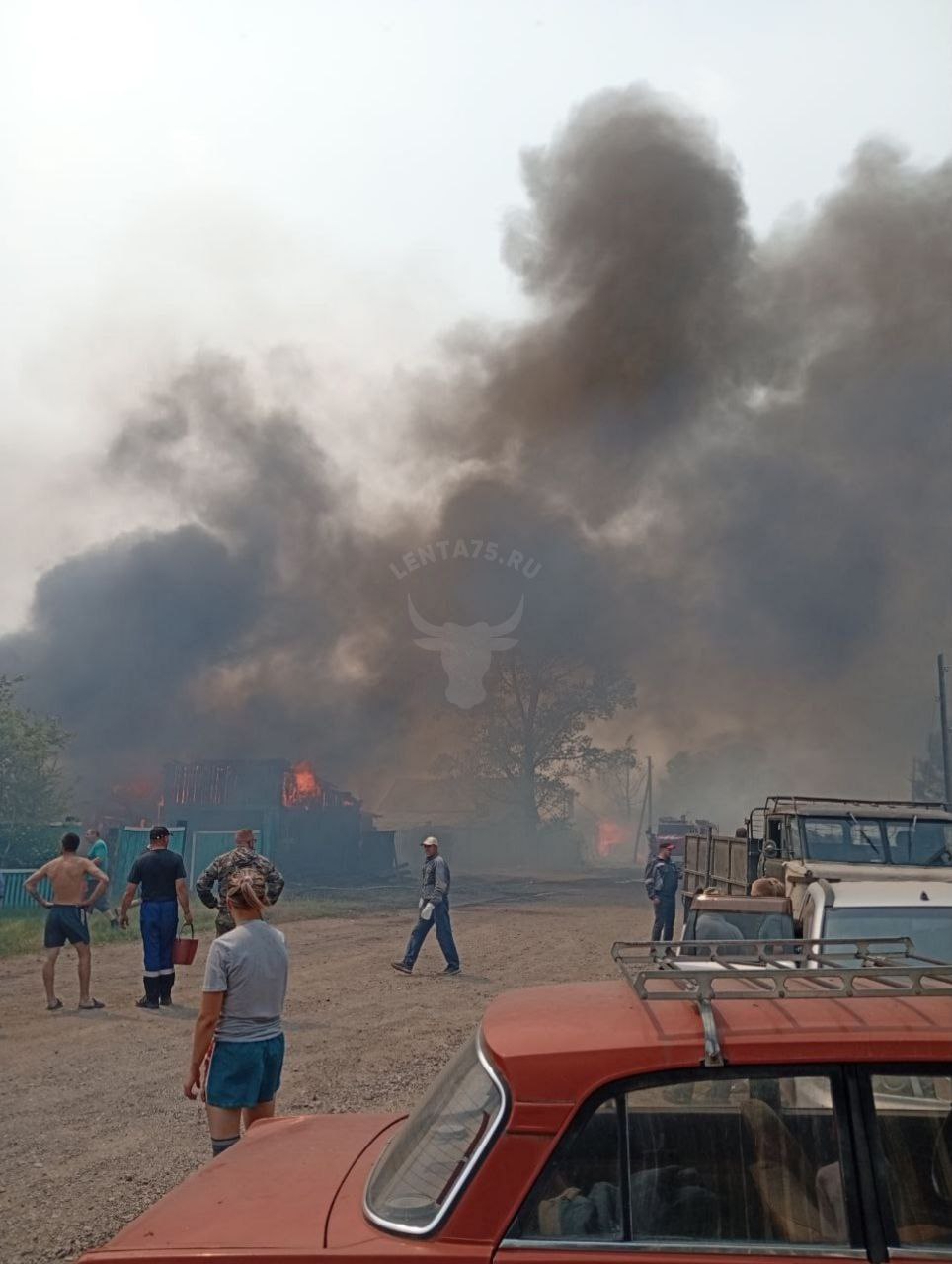 Заброшенный дом и надворные постройки сгорели в Могзоне Пожар повредил нежилой одноквартирный дом и надворные постройки на площади 350 квадратных метров на улице Космической в посёлке Могзон. Об этом 25 июня Lenta75.ru сообщили в пресс-службе ГУ МЧС России по Забайкальскому краю. - Для тушения возгорания привлекались 32 человека и 11 единиц техники, - уточнили в ведомстве. По словам очевидца происшествия, огонь также зацепил автомобиль.