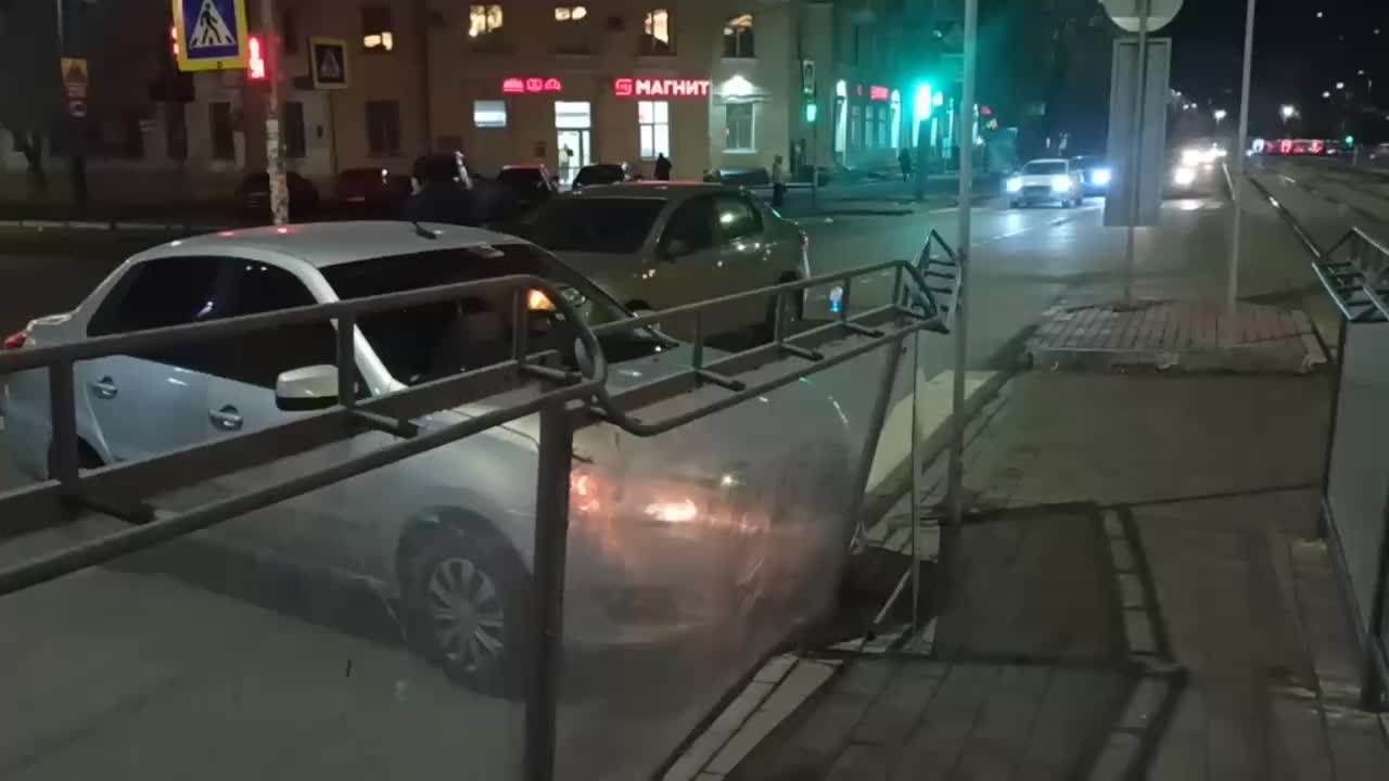 Столкновения легковых автомобилей с препятствиями: один погибший и поврежденное ограждение в Челябинске