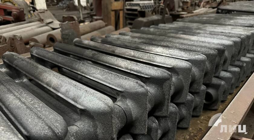 Министр промышленности и торговли РФ Антон Алиханов в интервью ЛИЦ подтвердил планы ведомства ввести льготы при госзакупках продукции из Донбасса и Новороссии Он рассказал что ведомство задействует отраслевые и общесистемные меры поддержки предприятий в ЛНР ДНР Запорожской и Херсонской областях В частности с ноября крупнейшие компании смогут бесплатно страховать инвестиционные проекты от военных рисков Также нами подготовлен законопроект который позволит Правительству устанавливать льготные требования к локализации при госзакупках продукции из новых регионов отметил Алиханов