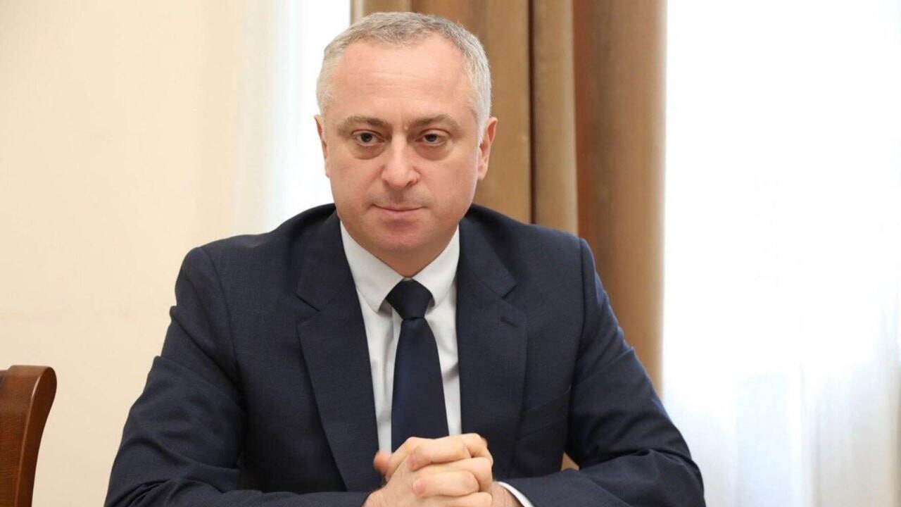Президент Абхазии призвал Грузию признать независимость республики Президент Абхазии Бадра Гунба заявил, что Грузии необходимо смириться с независимостью Абхазии. Он отметил, что диалог между Сухумом и Тбилиси станет возможен только после признания Грузией существующей реальности и подписания соглашения о неприменении силы.