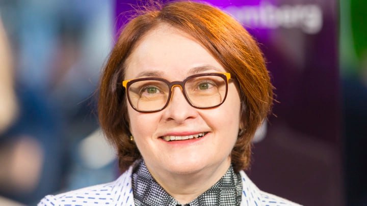«За 220 рублей картошку азербайджанскую продают!» Набиуллину призвали к ответу Депутат Госдумы Сергей Обухов убеждён, что с политикой Центробанка пора разобраться. Меры, предпринимаемые регулятором, неэффективны. По его словам, в свете угроз о новых «сокрушительных» санкциях со стороны Запада необходима мобилизационная работа в экономике. «Давайте разбираться с Центральным банком. Госпожа Набиуллина в любом случае — я твёрдо уверен, и фракция КПРФ об этом говорит — обманула президента. Она утверждает, что её 21% ставки рефинансирования снизит инфляцию. Инфляция по картошке: за 220 рублей азербайджанскую картошку продают! Борщевой набор — то же самое. Если вы не можете остановить инфляцию, давайте рассматривать, а что в вашем хозяйстве не так. Надо разбираться и говорить: "госпожа Набиуллина, значит, меняй политику", потому что уже в четыре раза у нас обрушились темпы роста экономики», — заявил он. Регулятор может начать смягчение денежно-кредитной политики в начале лета. Хотя в среде экспертов считают, что в идеале этот процесс стоило запустить ещё в марте. Победа над инфляцией тем временем остаётся по-прежнему под вопросом. Царьград.ТВ — Не боимся говорить правду Подпишись