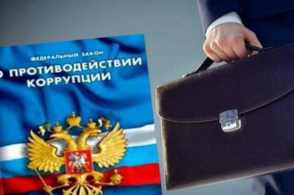 В ЗАТО г Новоуральск по требованию прокуратуры в связи с утратой доверия уволен главный специалист отдела регионального министерства агропромышленного комплекса и потребительского рынка Прокуратура ЗАТО г Новоуральск проверила соблюдение требований законодательства о противодействии коррупции в деятельности Пригородного отдела сельского хозяйства Министерства агропромышленного комплекса и потребительского рынка Свердловской области В ходе надзорных мероприятий установлено что главный специалист вышеуказанного отдела регионального министерства в нарушение обязанностей и запретов установленных антикоррупционным законодательством в течение 2020 2023 годов представлял заведомо недостоверные сведения о своих доходах расходах об имуществе и обязательствах имущественного характера а также осуществлял иную оплачиваемую деятельность Так указанный сотрудник приобрел ряд транспортных средств иную технику которые оформил на других лиц в целях сокрытия сведений о своих доходах и имуществе В дальнейшем транспортные средства сдавались в аренду а полученный доход от указанной деятельности им не отражался По результатам проверки прокуратура ЗАТО г Новоуральск внесла представление министру агропромышленного комплекса и потребительского рынка региона по результатам рассмотрения которого государственный служащий уволен в связи с утратой доверия Необходимо отметить что уголовное дело в отношении бывшего главного специалиста отдела министерства по чч 2 3 6 ст 290 УК РФ получение должностным лицом лично взятки в виде иного имущества за незаконные действия бездействие в значительном размере в особо крупном размере ч 2 ст 292 УК РФ служебный подлог находится на рассмотрении в суде