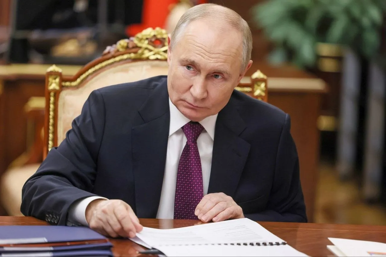 Путин поручил возродить Всероссийское общество изобретателей и рационализаторов Новая структура призвана консолидировать усилия государства и общества для достижения технологического лидерства России Она будет заниматься содействием изобретательской и рационализаторской деятельности ее популяризацией а также поддержкой и внедрением инженерно технических инициатив Правительству поручено предусмотреть бюджетные ассигнования на субсидии организации включая обеспечение работы ее региональных отделений Минобрнауки совместно с Росимуществом должны разместить центральный аппарат общества в Москве а его отделения в субъектах федерации Аналогичная структура Всесоюзное общество изобретателей и рационализаторов ВОИР существовала в СССР с 1958 года и была одной из крупнейших общественных организаций страны занимаясь выявлением поддержкой и внедрением рационализаторских предложений на предприятиях newsEconomics