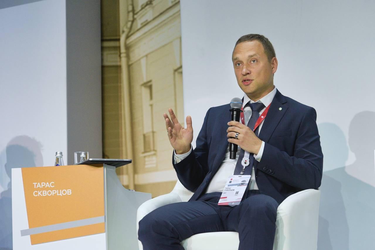 Рост комиссий с продавцов на маркетплейсах влияет на общий уровень инфляции в России, заявил зампред правления Сбера Тарас Скворцов на сессии «Регулирование участия банков в экосистемах. Версия 2.0» Финконгресса ЦБ. «По нашей оценке, это повышение комиссий на маркетплейсах по вкладу в инфляционный процесс сопоставимо с эффектом от повышения тарифов естественных монополий. Именно поэтому ЦБ стоит уделить особое внимание этой сфере», — подчеркнул Скворцов.