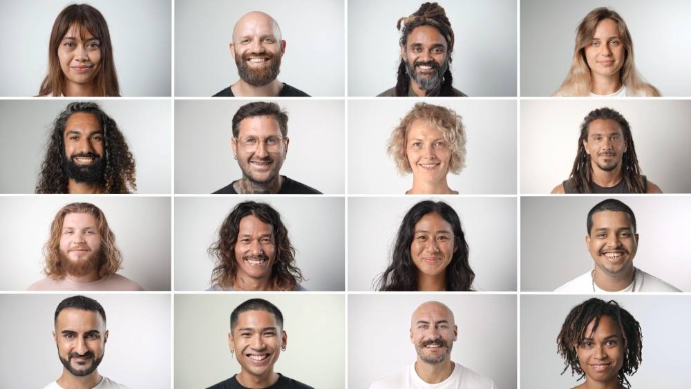 У всех языков мира нашли общие грамматические черты Международная команда исследователей под руководством Аннемари Веркерк из Саарского университета и Рассела Д Грея из Института эволюционной антропологии Общества Макса Планка проверила 191 предложенную лингвистическую универсалию Лингвистические универсалии это грамматические и структурные закономерности Например существуют закономерности порядка слов в предложении глагол может идти перед дополнением или после него Чтобы проверить эти правила ученые использовали базу Grambank крупнейший в мире сборник грамматических признаков языков В работе проанализировано более 1700 языков Раньше исследователи старались подбирать разные языки которые не связаны друг с другом исторически или территориально однако этот способ не всегда помогал точно определить насколько правдиво правило Теперь же применили новый метод анализа который позволяет учесть происхождение каждого языка и его расположение на карте Выяснилось что примерно каждая третья проверенная закономерность регулярно появляется в разных языках мира Чаще всего это относится к порядку слов и правилам согласования частей предложений Например в русском языке прилагательное всегда согласуется с существительным в роде числе и падеже красная машина Похожие принципы работают и в других языках Эти сходства возникают независимо друг от друга в разных уголках земного шара Это говорит о том что человеческий мозг устроен так чтобы упрощать восприятие и производство речи создавая устойчивые и повторяющиеся правила Telegram МAX все наши каналы