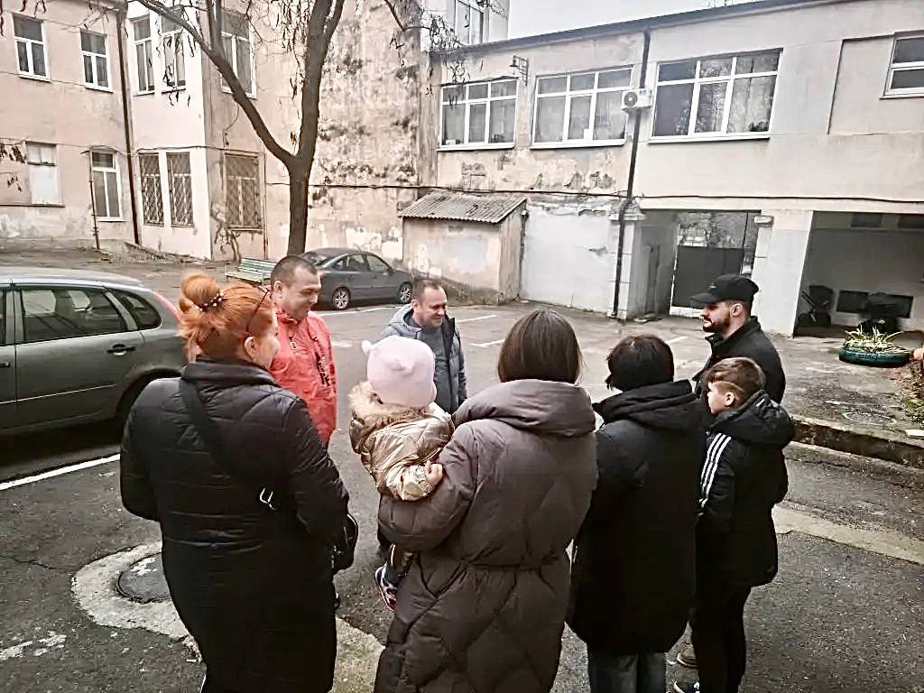 Собрание жителей На улице Энгельса 49 прошло собрание жителей Дмитрий Доценко главный специалист по взаимодействию с правоохранительными органами администрации Центрального района напомнил о важности антитеррористической безопасности Он призвал жителей сообщать в полицию о любых подозрительных предметах Жители домов также поинтересовались к кому можно обратиться в случае нарушений общественного порядка Сергей Хрыкин специалист по ГО и ЧС подробно рассказал о действиях которые должны предпринимать жители при угрозе БПЛА работа с населением СобраниеЖителей 7округ