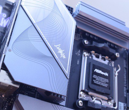 ASRock представила материнскую плату X870 LiveMixer WiFi с 19 фазной VRM и 25 портами USB Компания ASRock представила новую материнскую плату X870 LiveMixer WiFi ориентированную на стримеров и создателей контента Новинка получила надежную 19 фазную подсистему питания со схемой 16 2 1 построенную на базе Dr MOS сборок с заявленной силой тока 80 A