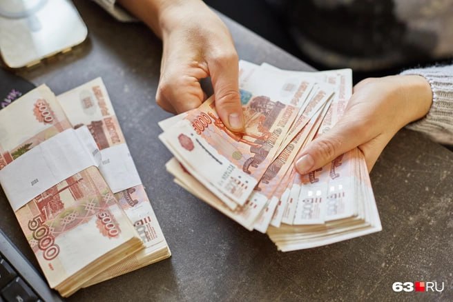 Специалистов медицинского и инженерного профиля больше всего этим летом не хватает в Приморском крае. Аналитики российского рекрутингового онлайн-сервиса Hh.ru составили топ-15 наиболее дефицитных специалистов и выяснили, кому из них работодатели готовы платить высокие заработные платы. Этим летом самыми дефицитными на рынке труда в Приморье остаются врачи. Сейчас на одно предложение о работе для них приходится всего 0,9 резюме потенциальных кандидатов при норме от 4,0 резюме на вакансию. При этом в 2025 году уровень медианных предлагаемых зарплат для врачей достиг 98,8 тысячи рублей, что заметно выше средней предлагаемой заработной платы по региону 82,1 тысячи рублей , по данным Hh.ru. Работодателям Приморья также не хватает фармацевтов-провизоров 1 , инженеров ПНР, токарей, фрезеровщиков, шлифовщиков по 1,1 , поваров, пекарей, кондитеров 1,2 , слесарей, сантехников, ветеринарных врачей, дворников по 1,3 , медицинских представителей 1,4 , медицинских сестер, медицинских братьев, продавцов-консультантов, продавцов-кассиров, агрономов по 1,5 , метрологов, операторов производственной линии по 1,6 , контролеров ОТК 1,8 . При этом в 2025 году самыми высокооплачиваемыми дефицитными специалистами являются инженеры ПНР: для них рыночный уровень зарплат в Приморском крае достиг 106,5 тысячи рублей. Кому еще работодатели готовы платить зарплаты выше рынка - читайте в материале. Подписаться