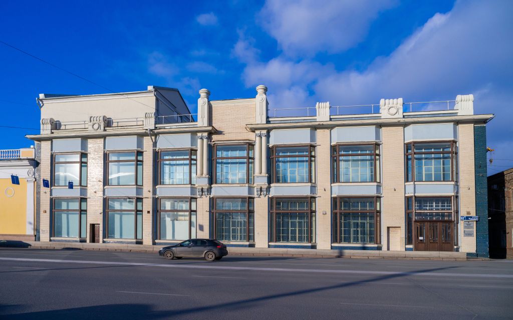 Картинную галерею в Челябинске откроют после обустройства нового входа Картинная галерея готовится к встрече первых посетителей после реконструкции Ремонт в помещениях на первом и втором этажах практически завершен Сейчас рабочие исправляют обнаруженные небольшие недостатки Они не представляют серьезной проблемы Открытие откладывается из за переноса входа в музей Об этом сообщил министр культуры региона Алексей Бетехтин на пресс конференции медиахолдинга Гранада Пресс посвященной присвоению Челябинска статуса Культурная столица 2027 Вход в картинную галерею будет со стороны набережной реки Миасс Пока там не проведут благоустройство связанное в том числе с репетиционной площадкой ансамбля танца Урал мы не можем принимать посетителей прокомментировал Алексей Бетехтин Как только площадка будет готова установим лестницу и картинная галерея распахнет свои двери для посетителей Подписаться на vecherchel Голосовать за канал