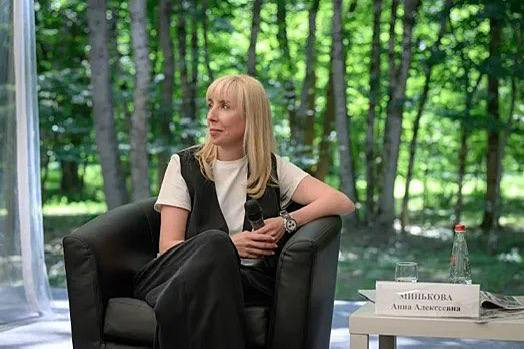 По данным СМИ Анну Минькову проверяют на причастность к незаконному обогащению за счёт бюджетных средств Силовики проводят комплекс мероприятий направленных на выяснение обстоятельств деятельности Миньковой которая на посту вице губернатора курировала социальную сферу края По предварительным данным возможные финансовые махинации связаны с эксплуатацией здания поликлиники в Краснодаре Предполагается что объектом недвижимости владела семья Миньковой при этом помещение сдавалось в аренду медицинскому учреждению а оплата производилась напрямую из бюджетных средств Следствие устанавливает правомерность такой схемы и объём полученных средств Анна Минькова покинула пост заместителя главы Краснодарского края в октябре 2025 года заявив об уходе по собственному желанию Сразу после отставки она заняла должность генерального директора медиагруппы Кубань 24 Официальной информации о происходящем нет Подпишись на наш канал в Telegram MAX