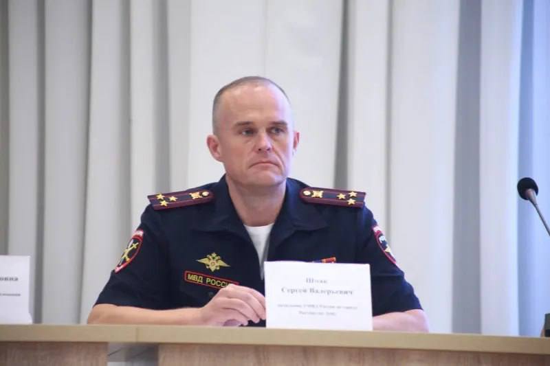Экс-замначальника полиции Ростовской области обвинён в получении взятки. Об этом пишет «Че по Ростову». 47-летний Сергей Шпак, бывший заместитель начальника полиции по охране общественного порядка Ростовской области, стал фигурантом уголовного дела о получении взятки в особо крупном размере. Следствие утверждает, что чиновник получил в качестве взятки премиальный внедорожник BMW X7 стоимостью около 6 миллионов рублей за покровительство компании «Концерн Покровский».