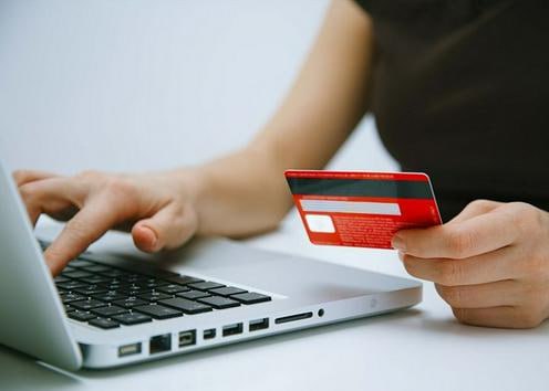 Налоговый комитет НК Узбекистана подтвердил что направил работающим в стране банкам запрос о предоставлении информации обо всех платежах граждан в адрес иностранных онлайн сервисов Причем предоставление персональных сведений физических лиц не требуется так как ведется проверка корректности уплаченного компаниями налога на добавленную стоимость НДС уточняет ведомство в своем Telegram канале Сообщение НК является реакцией на распространенные в соцсетях публикации о том что комитет давит на кредитные организации в плане срочного предоставления данных Речь идет о транзакциях на счета 83 зарубежных компаний оказывающих электронные услуги Банкам требовалось в течение трех дней направить налоговикам сведения содержащие дату платежа и сумму с отражением ее эквивалента в долларах США В случае если коммерческая структура откажется делиться информацией ей грозили штрафом Далее на нашем сайте Актуальные новости из Центральной Азии fergananews