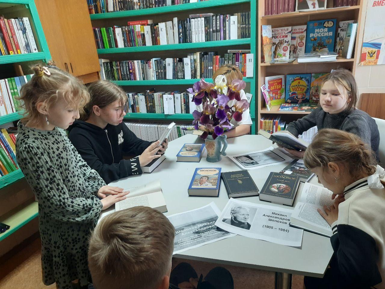 «Хотелось писать о народе»: в библиотеках Генического МО открылись тематические выставки к 120-летию Михаила Шолохова Тематические книжные выставки оформили работники библиотек Геническа, Павловки, Новодмитровки, Петровки, Азовского, Привольного, Сокологорного, Рыково, Стрелкового, Стокопани, Плавского, Счастливцево, Николаевки, Новоалексеевки, Новогригоровки, Озерян, Чонгара и Новоивановки. Посетители выставок могут ознакомиться с биографией известного советского писателя Михаила Шолохова, его непростым жизненным путем, отразившимся в его произведениях. Особое внимание уделено теме народа в творчестве писателя, его стремлению показать жизнь и судьбу простых людей, их стойкость и мужество в тяжелые времена.