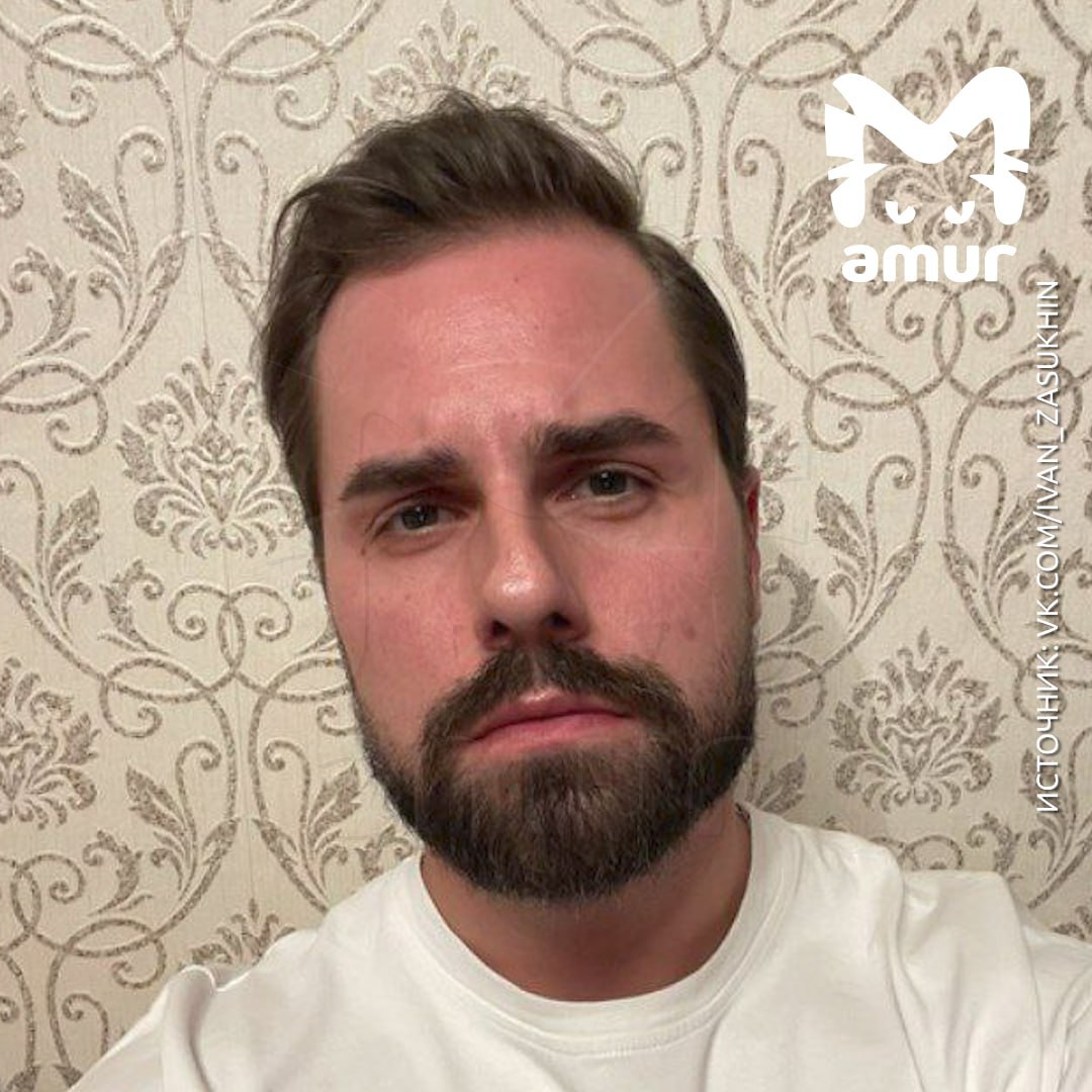 Шоумен Иван Засухин пытался помочь другу закрыть уголовку Действовал через начальника хабаровского ОЭБиПК МВД на транспорте Теперь первого обвиняют в посредничестве во взяточничестве второго в покушении на мошенничество в особо крупном размере По версии следствия в декабре 2024 го приятель Засухина попросил его помочь с уголовным делом Тот обратился к шурину Роману Голушко он работает в транспортной полиции Голушко понимая что полномочий у него нет решил всех обмануть Сказал что передаст два миллиона должностным лицам которые всё разрулят Иван получил деньги от друга Но отдать их никому не успел его задержали сотрудники ФСБ   Подписывайся на Amur Mash