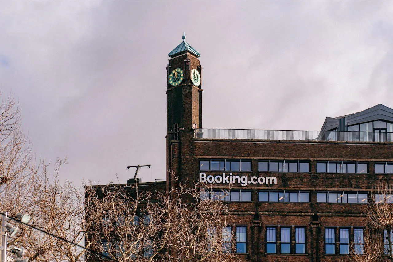 Booking com предупредил пользователей об утечке данных 12 апреля некоторые пользователи сайта получили уведомление о возможной утечке данных Компания подтвердила факт утечки а на следующий день предупредила о доступе неавторизованных третьих лиц к информации При этом в компании уверяют что ситуация находится под контролем Все пользователи которых затронул инцидент проинформированы об этом Скольких именно человек коснулась утечка данных не сообщается Подробнее