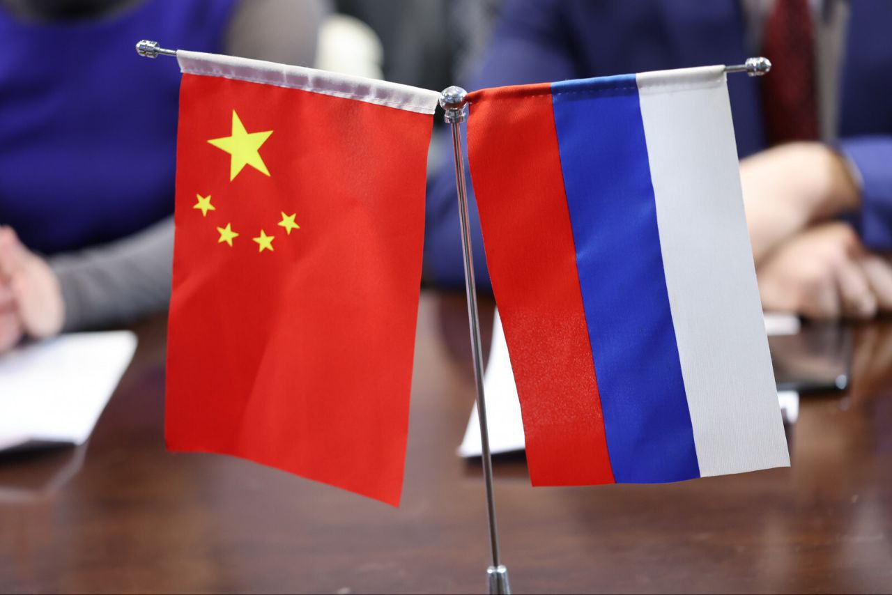 Россия и Китай заявили о недопустимости дискриминации под видом борьбы с изменением климата В совместном коммюнике по итогам 30 й встречи глав правительств Михаил Мишустин и Ли Цян подчеркнули что климатические меры не должны превращаться в инструмент ограничения международной торговли Визит российской делегации в Китай продлился два дня стороны подписали ряд документов и подтвердили намерение развивать сотрудничество в экономике науке и экологии