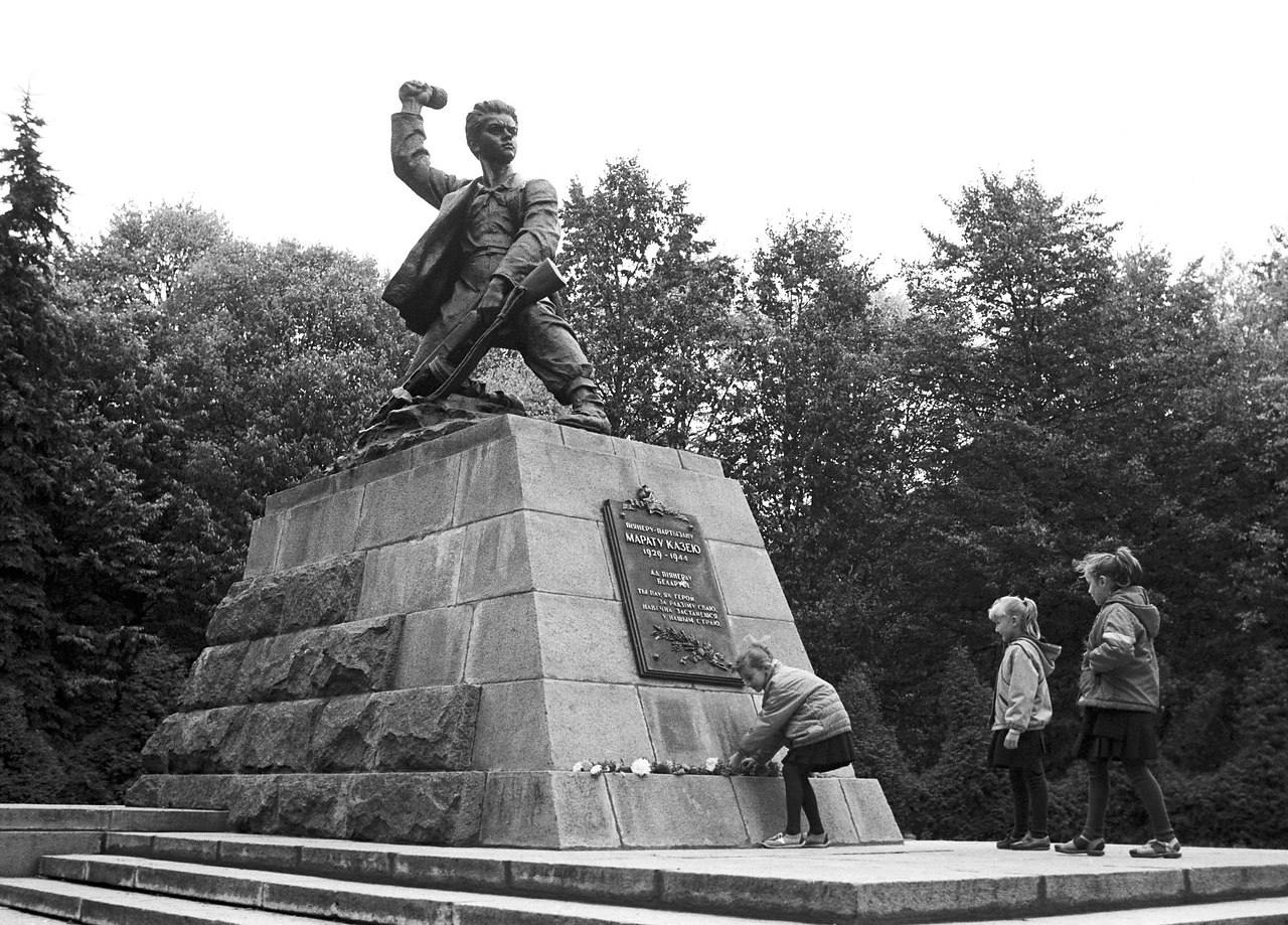 В городе Минске, в двух шагах от Большого театра оперы и балета, есть парк имени Марата Казея. Там в 1959 году установлен бронзовый памятник пионеру-герою – настолько образный и эмоциональный, что его невозможно забыть, однажды увидев. Средства на этот монумент собирали всем миром, большую часть внесли – буквально по копеечке – белорусские пионеры.  Читайте статью о пионерах-героях на сайте журнала "Историк".    !