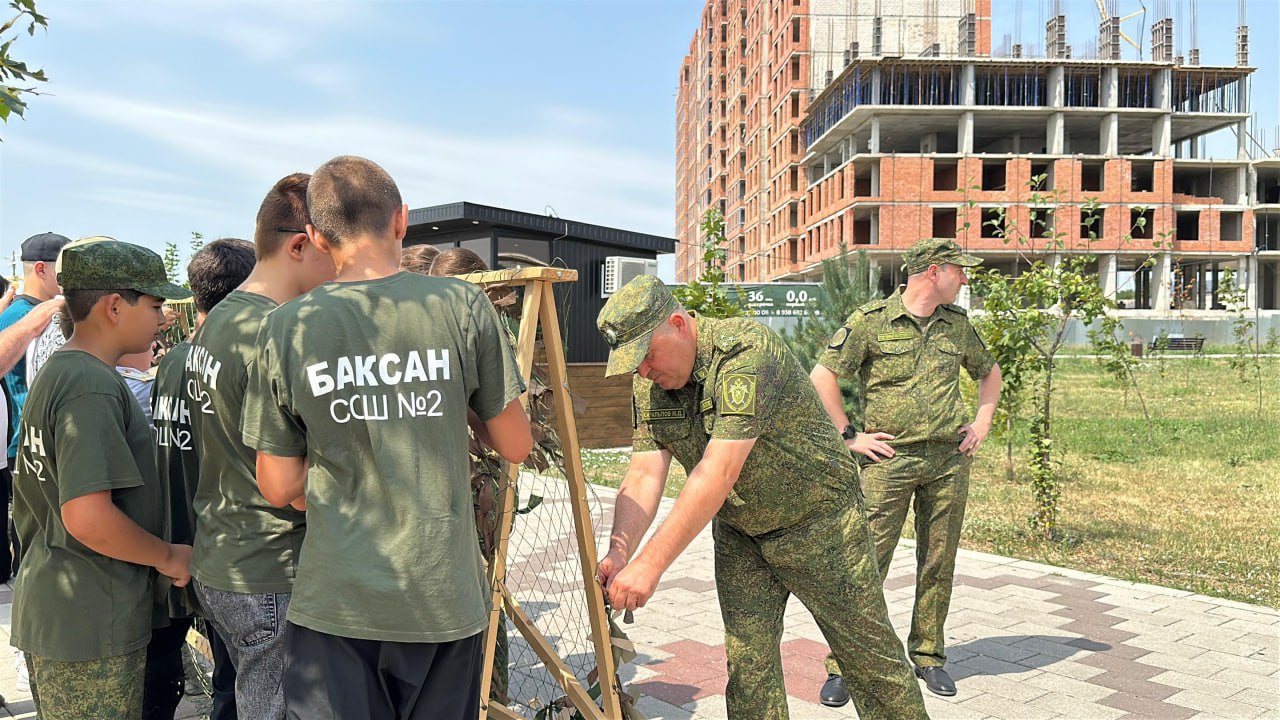 В Баксане провели мастер-класс по плетению маскировочных сетей  В городском парке «Мира, культуры и отдыха» прошёл мастер-класс по плетению маскировочных сетей для нужд участников специальной военной операции, сообщает пресс-служба городского округа Баксан. Организатором мероприятия выступило руководство МКОУ СОШ №2 г.о. Баксан. Кадетский класс Следственного управления Следственного комитета Российской Федерации по Кабардино-Балкарской Республике совместно с сотрудниками Следственного управления провели это утро за плетением маскировочных сетей.   Подробнее здесь