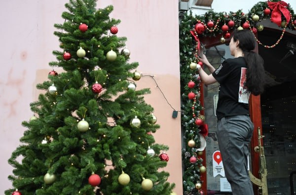 Православные активисты призвали отменить новогоднее празднование Средства которые власти Москвы Санкт Петербурга и других городов планируют потратить на мероприятия общественники считают нужным направить на СВО и детям Об этом РИА Новости рассказал координатор основатель общественного движения Сорок сороков Андрей Кормухин По его словам граждане обеспокоены тем что пышные новогодние празднования продолжаются на фоне испытаний и потерь Подписаться на Говорит Москва Telegram VK MAX