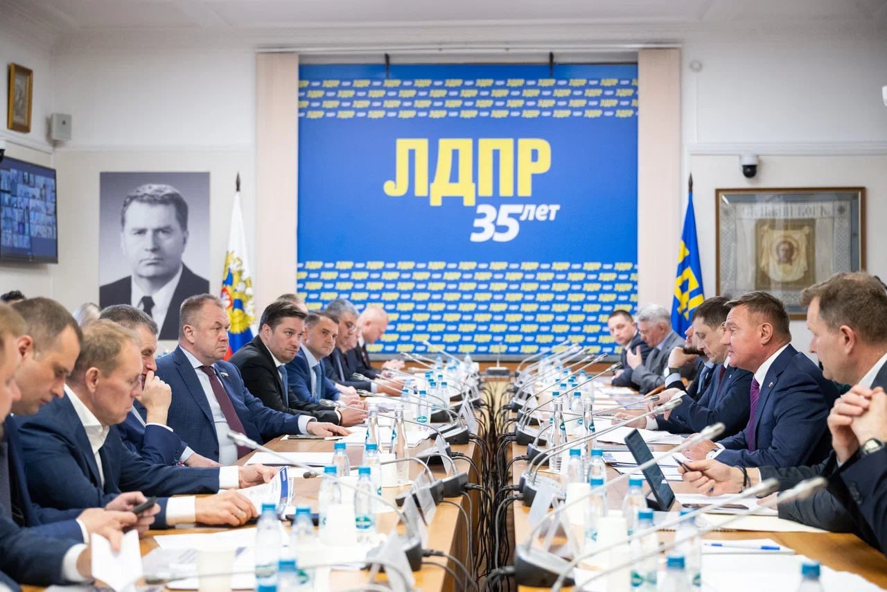Встреча фракции ЛДПР с Министром транспорта Романом Старовойтом В Госдуме состоялась рабочая встреча фракции ЛДПР с Министром транспорта РФ Романом Старовойтом. Председатель ЛДПР Леонид Слуцкий подчеркнул важность открытого диалога для решения системных проблем в транспортной отрасли. Депутаты подняли широкий круг тем — от случаев несправедливого сбора штрафов и работы системы «Платон» до модернизации инфраструктуры, авиации, логистики и повышения качества транспортных услуг для населения. «Отрасль транспорта — это каркас экономики. Нам важно добиваться конкретных решений. Мы благодарим министра за готовность к диалогу. ЛДПР будет продолжать отстаивать интересы граждан», — заявил Леонид Слуцкий. Роман Старовойт поблагодарил партию за конструктивную позицию и отметил, что такой формат диалога позволит оперативно принимать решения в интересах граждан и развития транспортной системы страны.