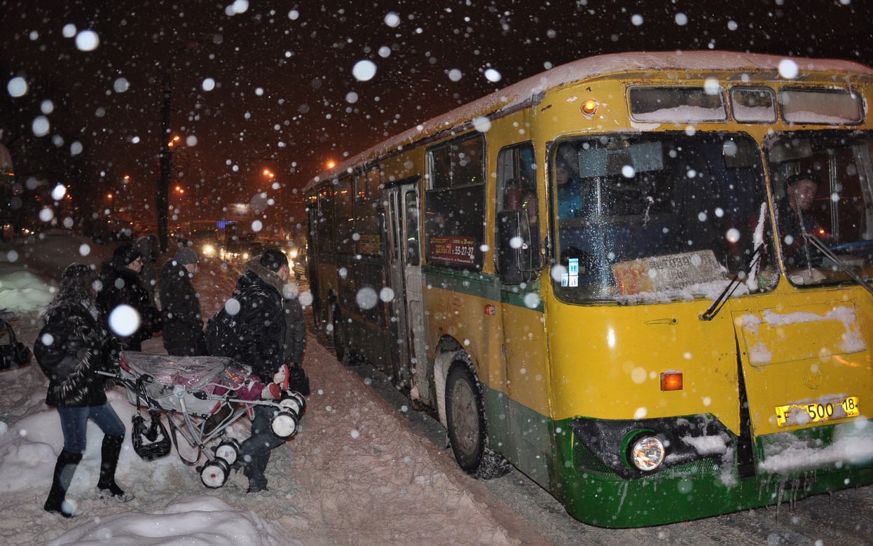 Смена маршрута В столице Удмуртии из за снегопада прервано движение автобусов до остановки Станкострой В связи с дорожными условиями 30 января до 17 00 заезды на Станкострой на автобусных маршрутах 8 12 15 и 34 выполняться не будут сообщили в пресс службе ИПОПАТ Пассажиров просят учитывать изменения Подписаться на нас Telegram MAX