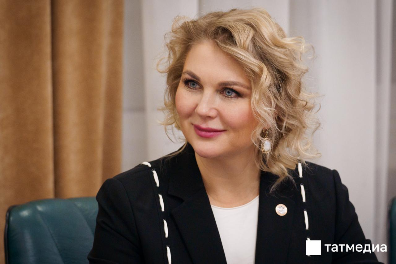 Ирина Волынец поздравила семьи с Международным днем защиты детей Уполномоченный по правам ребенка в Республике Татарстан Ирина Волынец в своем обращении отметила, что 1 июня – не просто праздник, но и важное напоминание о нашей общей ответственности за будущее подрастающего поколения. «Детство – это мир фантазий и игр, пора идей и свершений, счастье предвкушения и открытий. Счастливый ребенок – это состоявшийся и уверенный человек в будущем», – подчеркнула Ирина Волынец. Она напомнила, что в Татарстане при поддержке Раиса РТ Рустама Минниханова реализуются 44 республиканские программы и национальные проекты, направленные на повышение качества жизни семей с детьми. Республика занимает лидирующие позиции в развитии инфраструктуры детства. «Впереди лето. Лето – время новых открытий и новых идей, свершений и побед, это – пора приключений, необычно вкусного мороженого, пора велосипедов и роликов! Для нас, взрослых, важно, чтобы это время прошло для наших детей безопасно и с пользой», – добавила она. Детский омбудсмен пожелала всем семьям радостного, безопасного и полезного лета, здоровья и поддержки.