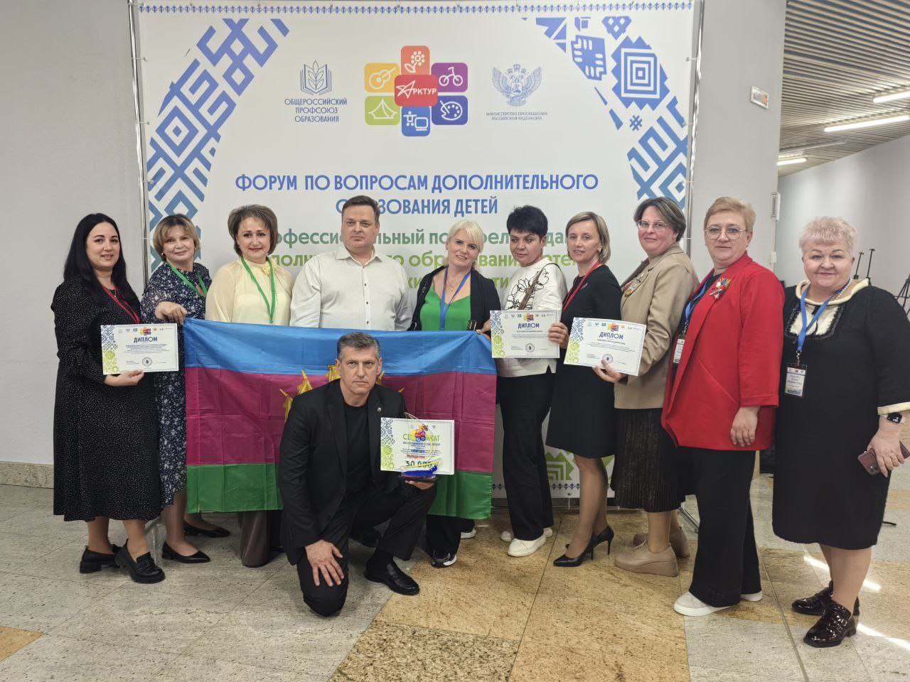 Педагог из Краснодарского края вошел в число абсолютных победителей Всероссийского профессионального конкурса "Арктур" Итоги подвели в Уфе, где соревновались 250 педагогов допобразования, методистов и руководителей учреждений. Одним из лучших стал Сергей Анатольевич Касьянов из Сочи. Он руководит старейшим в крае патриотическим клубом "Гренадер", где занимаются ребята от 7 до 18 лет. Там их обучают основам армейского рукопашного боя и готовят к службе. В ходе конкурсных испытаний участники представляли собственные проекты и инновационные программы допобразования, объясняли, как планируют развивать свое учреждение, демонстрировали профессиональное мастерство. От всей души поздравляю Сергея Анатольевича с победой и желаю новых достижений в профессиональной деятельности!
