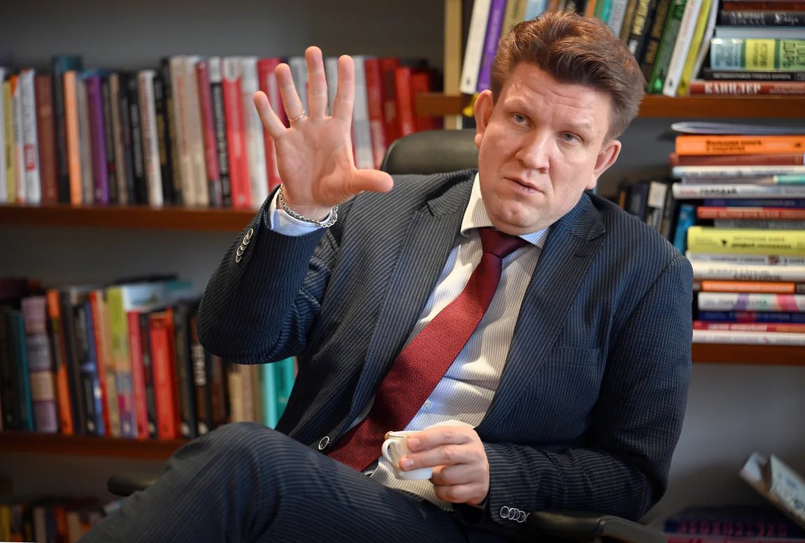 Книжная отрасль не должна отыгрывать свои проблемы повышением цен За последний год книжная отрасль столкнулась с несколькими заметными вызовами новые регуляторные требования рост комиссий маркетплейсов изменения системы налогообложения и другие В этих условиях ключевые игроки книжного рынка работают над повышением продаж в рознице продвигают российских авторов и выбирают новые направления для инвестиций в том числе экранизацию собственных бестселлеров О том как книжный рынок справляется с новыми трудностями и что его ожидает в 2026 году Ъ рассказал гендиректор издательства Эксмо Евгений Капьев Читайте интервью Антон Новодерёжкин Коммерсантъ Ъузнал