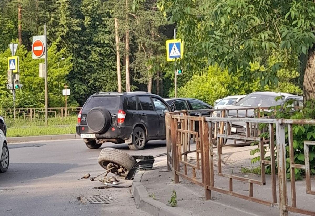 В Иванове у Харинки ДТП: у автомобиля "Geely" отлетело заднее колесо Судя по кадрам, столкновение произошло на пересечении улиц улицы Павла Большевикова и улицы Воинов – Интернационалистов. ↗ Прислать новость Подписаться