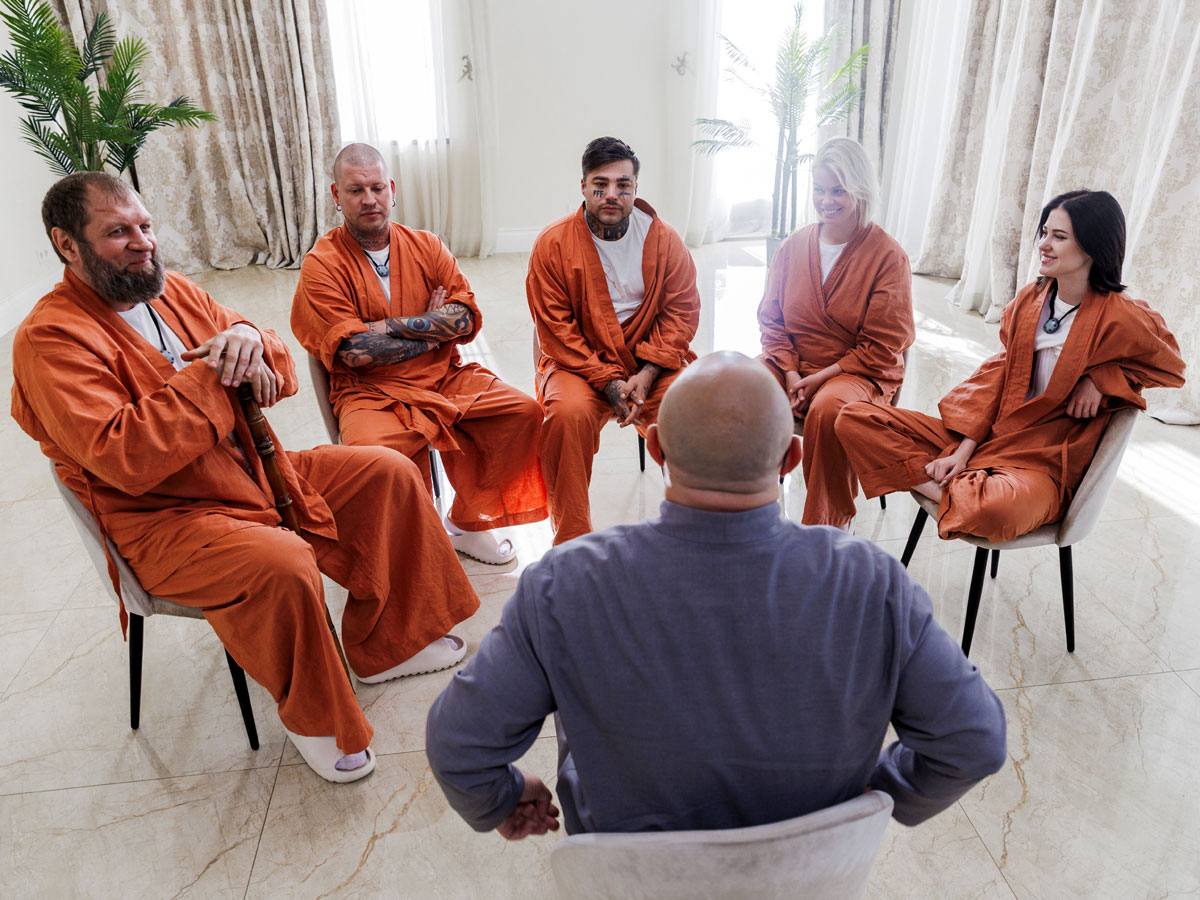 Боец Александр Емельяненко присоединился к шоу Звезды под капельницей Вместе с Емельяненко в селебрити рехабе Звезды под капельницей оказались балерина Анастасия Волочкова актер Никита Джигурда телеведущая Маша Малиновская блогер Рома Желудь рэп исполнительница и участница шоу Пацанки Хофманнита блогер Диана Астер блогер ГАБАР актриса Евгения Осипова Звездные участники шоу под руководством опытного нарколога должны пройти полный курс реабилитации