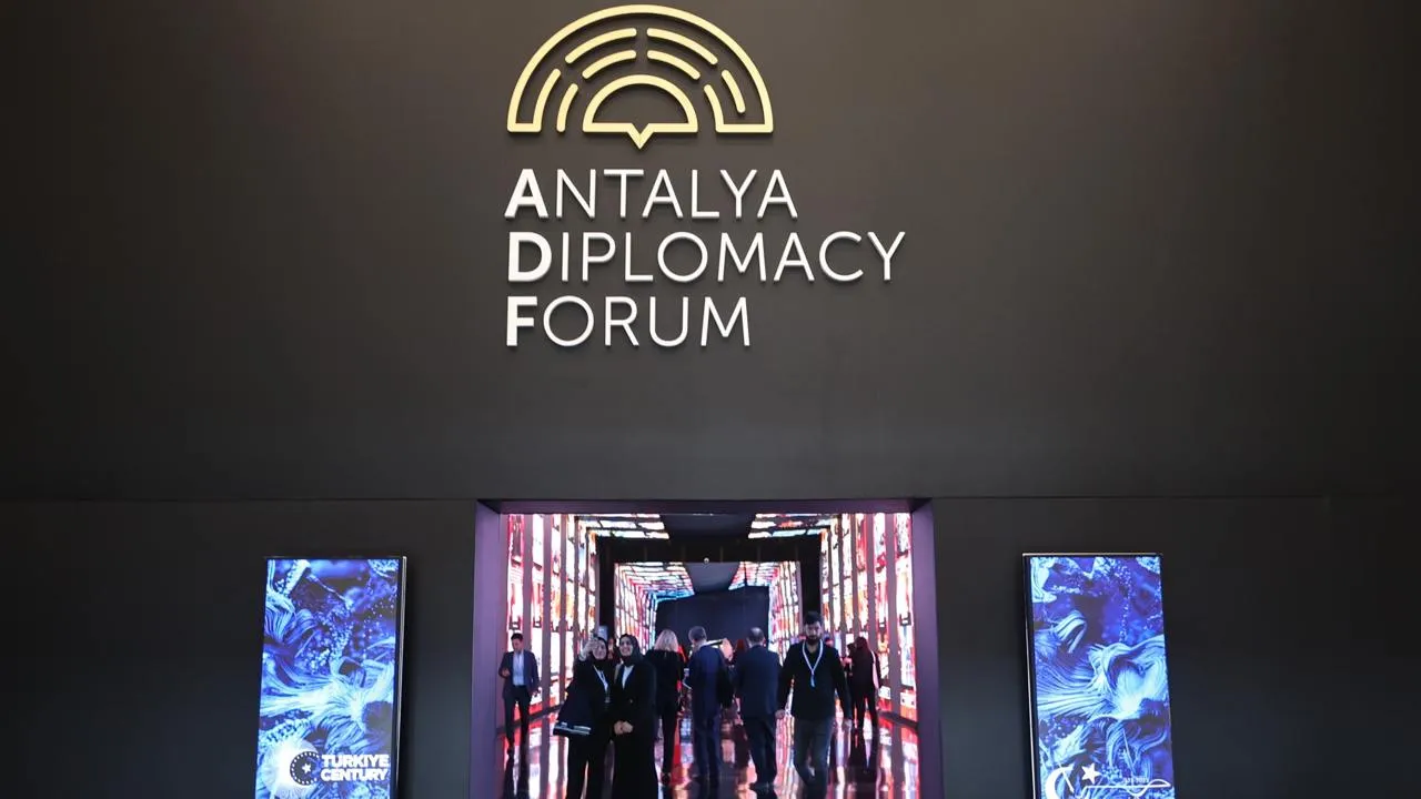 Дипломатический форум в Анталье соберет более 20 глав государств и правительств Мировые лидеры и высокопоставленные правительственные чиновники соберутся на 5 м Дипломатическом форуме в Анталье ADF2026 который пройдет 17 19 апреля По информации полученной из дипломатических источников ADF2026 состоится под патронажем президента Реджепа Тайипа Эрдогана и при организационной поддержке МИД Турции Тема нынешнего форума впервые организованного в 2021 году Управление неопределенностью при формировании будущего Подробнее на нашем сайте v aa com tr 3902830 24 7 в сутки с Агентством Анадолу