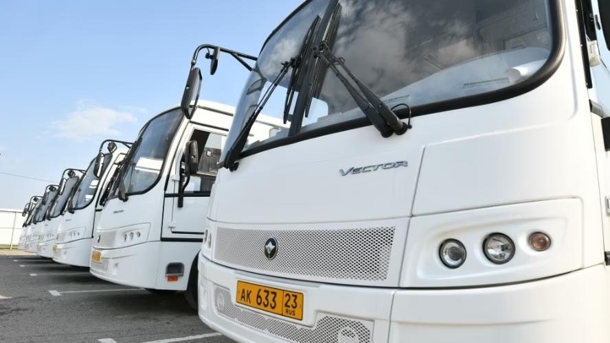 Автобус № 45 меняет схему движения в Краснодаре Торжество, посвященное 80-летию Великой Победы, вносит свои корректировки в движение общественного транспорта в Краснодаре. В частности, 6 мая автобус № 45 будет курсировать по новой схеме. Изменения носят временный характер. Они будут действовать несколько часов – с шести утра до двух дня. Как уточнили в мэрии, в первой половине вторника маршрут будет следовать от железнодорожного вокзала «Краснодар-1» по улицам Красноармейской, Пашковской, Красной с поворотом на Северную и далее по установленному маршруту. В обратном направлении автобус пойдет без изменений. Фото: Александр Райко Отправить новость Подписаться