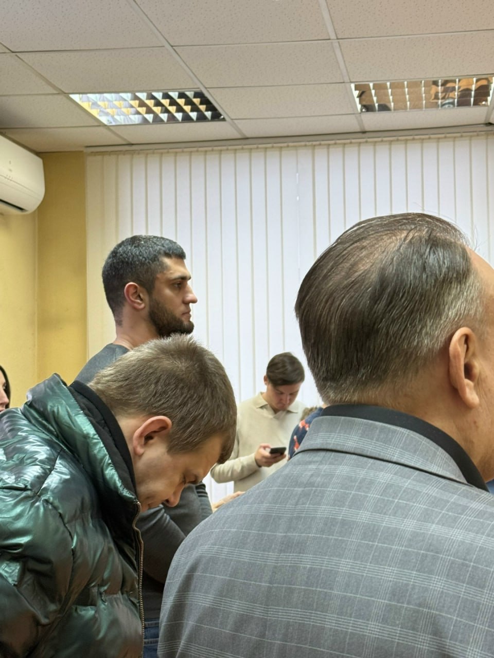 Суд огласил приговор по делу о стрельбе у храма Большой Златоуст Ленинский районный суд Екатеринбурга вынес приговор по резонансному делу о стрельбе в центре города Инцидент произошел в октябре 2023 года Суд установил что житель Екатеринбурга Роман Штадлер находясь у храма Большой Златоуст произвел выстрел в воздух из пневматического пистолета Видео со стрельбой всплыло в интернете весной 2025 года и привлекло внимание общественности и правоохранительных органов Защита настаивала на том что в действиях мужчины нет состава преступления он был в хорошем настроении выстрелил и сразу убрал оружие не угрожая никому конкретно Адвокаты подчеркивали что прохожие не испытывали страха Гособвинение придерживалось иной позиции В обвинительном заключении действия Штадлера квалифицировали как грубое нарушение общественного порядка выражающее явное неуважение к обществу и совершенное с угрозой применения насилия Потерпевшим по делу был признан автомобилист проезжавший мимо в момент выстрела Мужчина испугался Суд на основании представленных доказательств признал Романа Штадлера виновным по п а ч 1 ст 213 УК РФ Ему назначено наказание в виде 2 лет 2 месяцев лишения свободы с отбыванием в колонии поселении  Приговор в законную силу не вступил и может быть обжалован сторонами в течение 15 суток Ленинский районный суд Екатеринбурга