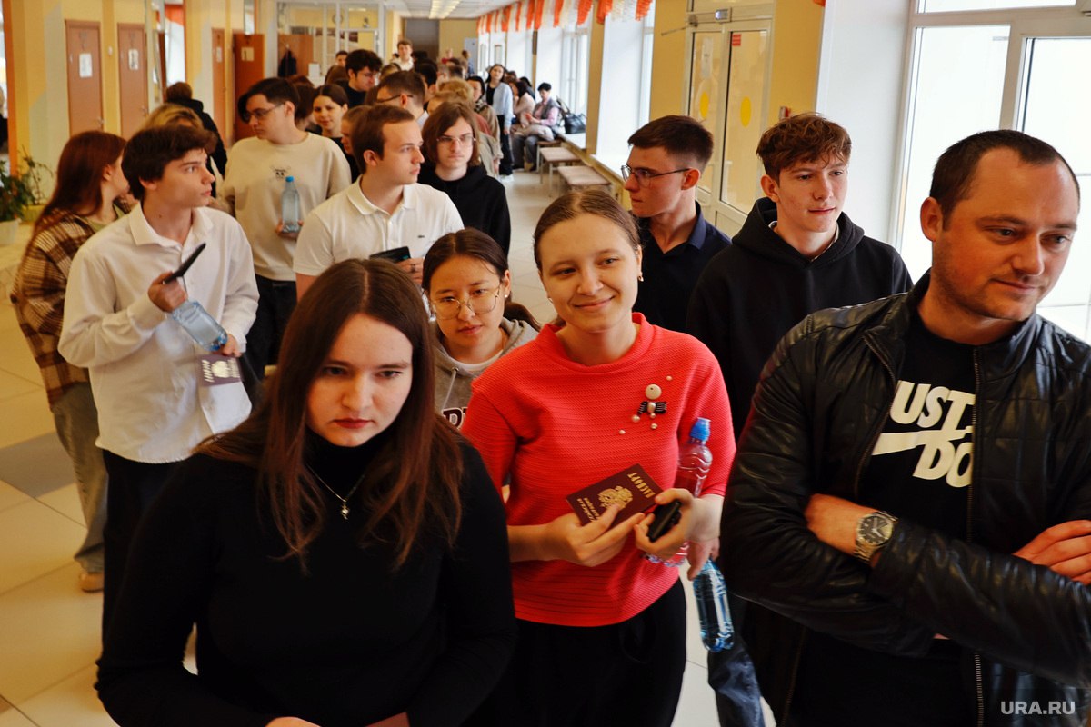 В школах Салехарда стартует экзаменационная кампания Уже 21 мая девятиклассники начнут сдавать ОГЭ, а 23 мая к ним присоединятся выпускники 11-х классов с ЕГЭ. В этом году экзамены предстоит пройти 754 одиннадцатиклассникам и 343 девятиклассникам. Среди девятиклассников наибольшей популярностью пользуются такие предметы, как информатика, география и обществознание. Среди выпускников 11-х классов самыми востребованными остаются профильная математика, обществознание и информатика. Подписаться Прислать новость Дать «буст»