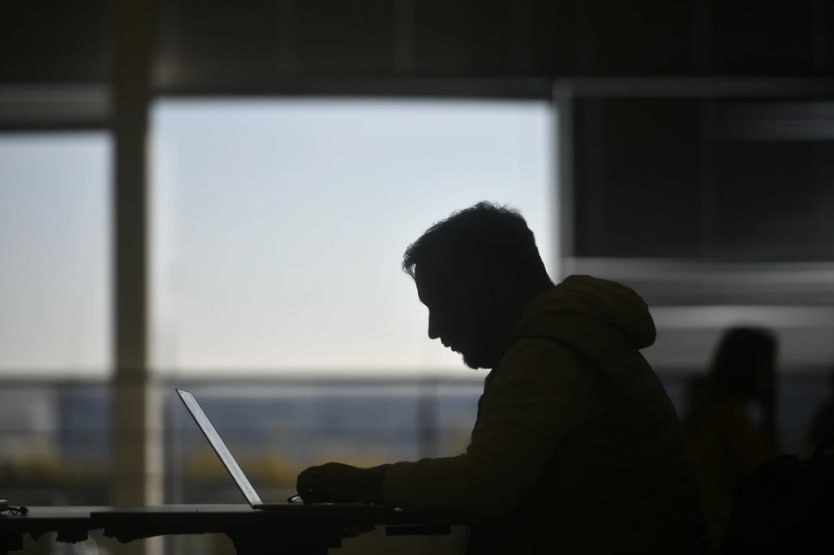 Россиянам рассказали о наиболее перспективных профессиях в 2026 году Наступившем году наиболее востребованными и перспективными станут профессии на стыке технологий и конкретных отраслей Об этоv рассказали специалисты HH ru В 2026 году самыми стабильными и перспективными будут карьеры на стыке технологий анализа данных и конкретной отрасли Cреди списка перспективных сфер можно отметить инженерию отрасль финансов и медицины а также торговлю При этом в приоритете помимо критических важных профессиональных умений станут более мягкие навыки работа с искусственным интеллектом адаптивность и использование цифровых технологий в качестве основного инструмента Подписаться на truekpru Читать нас в MAX