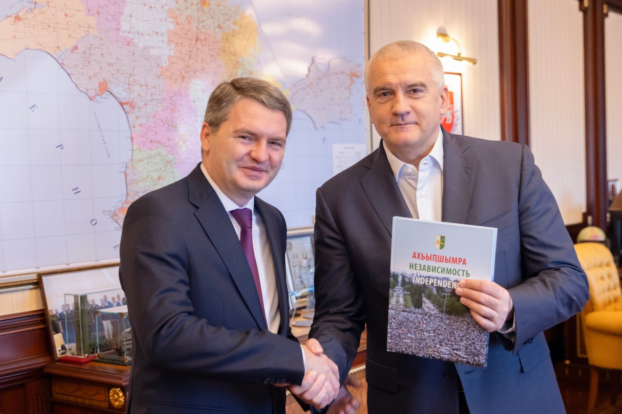 В Республику Крым прибыла делегация Республики Абхазия во главе с Вице премьером республики Джансухом Эдуардовичем Нанбой Мы высоко ценим позицию которую занимает Абхазия в отношении России в отношении Республики Крым Для нас Абхазия братское государство Об этом говорит и наш Президент Владимир Владимирович Путин подчеркивая что абхазский народ это братский для России народ Крымчане с уважением относятся к тем процессам которые происходят в Абхазии Нам в 2014 году также пришлось отстаивать свой выбор Именно в борьбе за справедливость и правду происходит укрепление морального духа людей народ концентрирует усилия на защите своих интересов объединяется вокруг лидеров Наше сотрудничество имеет давнюю историю Первое соглашение между Республикой Крым и Абхазией было подписано в 2016 году в рамках II Ялтинского международного экономического форума С тех пор партнерство развивается в самых разных сферах от экономики торговли и туризма до спорта науки и молодежной политики Мы готовы продолжать и расширять эту работу есть целый ряд сфер которые интересны обеим сторонам Особые слова благодарности Президенту Абхазии Бадре Зурабовичу Гунбе за вклад в развитие двусторонних отношений и поддержку наших совместных инициатив