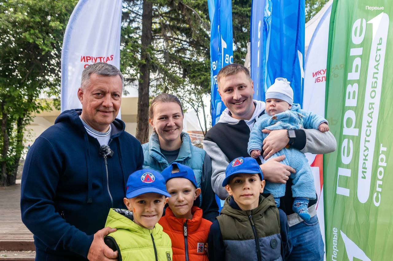 Сегодня день рождения отмечает губернатор Иркутской области Игорь Кобзев От всей души поздравляю Игоря Ивановича к которому испытываю искреннюю симпатию Это первый губернатор Иркутской области за последние годы который проработал первый срок и успешно избрался на второй Во многом залог этого очень искренняя и душевная тональность разговора с избирателями Желаю Игорю Ивановичу сохранить этот высокий уровень доверия жителей одного из самых непростых регионов нашей страны и решить все серьезные проблемы которые существуют в регионе Евгений Минченко GosSovet