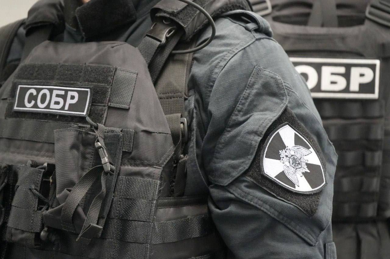На Колыме при содействии спецназа Росгвардии выявлены факты нелегальной золотодобычи и нарушения миграционного законодательства Оперативно-разыскные мероприятия в Ягоднинском районе провели сотрудники прокуратуры, МВД и ФСБ России при силовой поддержке СОБР «Маяк» Управления Росгвардии по Магаданской области. В поселке Оротукан правоохранители обнаружили специальную технику без регистрационных знаков и емкости с золотосодержащим концентратом. Кроме того, в ходе проверок выявлены 10 иностранных граждан, незаконно пребывавших на территории РФ. Они доставлены в подразделение полиции для дальнейшего разбирательства.
