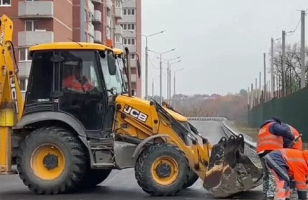 В Кировском районе Волгограда завершается строительство новой дороги  В Кировском районе Волгограда на улице Токарева почти готова дорога. Об этом сообщает городская администрация. Сегодня выездное совещание на объекте провел мэр города Владимир Марченко. На дороге уже уложены несколько слоев асфальта, установлено ограждение и готова ливневая канализация. Также завершен тротуар. Сейчас идет обустройство примыканий. Кроме того, скоро будет протестирована новая...