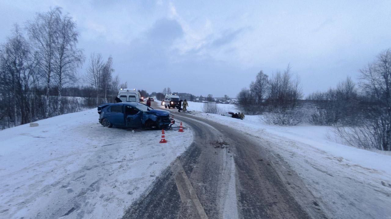 В аварии в Оричевском пострадали пять человек   6 января около 14 часов в Оричевском районе на 7 км автодороги "Адышево -Нижнеивкино" столкнулись две легковушки.   В результате происшествия травмированы пять человек: оба водителя, два пассажира "Рено Сандеро" и пассажир автомобиля "Рено Логан".  На месте происшествия проводится проверка.   Читать Pro Киров •