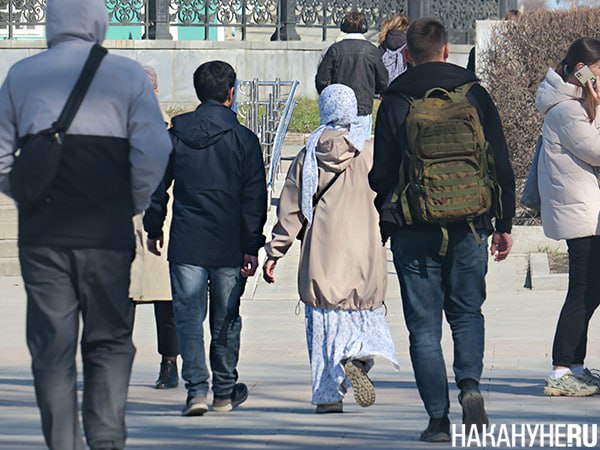 В Госдуме предложили ужесточить правила выплат соцпособий новым гражданам России В России могут ужесточить правила предоставления социальной помощи мигрантам которые получили российские паспорта Соответствующий проект закона разработала партия Справедливая Россия За правду Как заявил лидер СРЗП Сергей Миронов право на соцподдержку маткапитал доплаты к пенсии выплаты социальных пособий льготную ипотеки мигранты должны получать только по истечении 20 лет постоянного проживания в РФ со дня получения гражданства nakanuneru