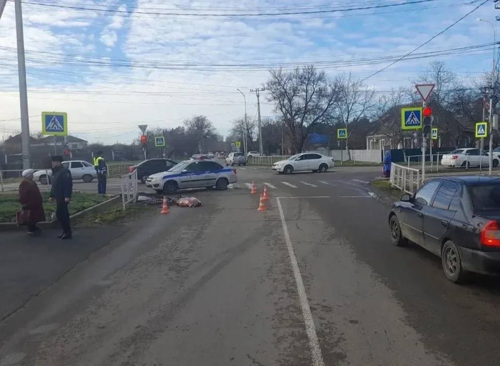 В Курганинске 19 летний ученик автошколы на КамАЗе сбил пожилую велосипедистку 74 летняя женщина ехала по тротуару по ходу движения грузовика но на перекрестке поехала на красный сигнал светофора В результате ДТП пенсионерка скончалась на месте происшествия Водитель был с инструктором Полиция проводит проверку Кубанские Новости   Мы в MAX