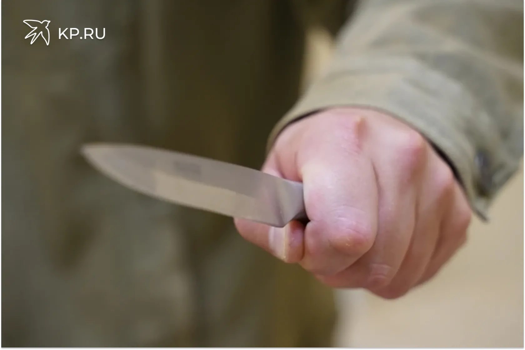 В Воронеже ученица пришла в школу с ножом Вооруженную ножом школьницу вовремя обезвредили в Воронеже Ученица воронежской школы 19 15 января пришла на занятия с ножом Об этом стало известно от школьников Инцидент подтвердили и в городском управлении образования Узнав об оружии у одноклассницы ребята не растерялись а срочно сообщили о грозящей опасности классному руководителю Педагог уведомила администрацию школы и органы полиции прокомментировали в мэрии В настоящее время устанавливаются все обстоятельства происшествия проводится проверка В ходе нее полицейским предстоит выяснить зачем девочка принесла в школу холодное оружие были ли для этого объективные причины например буллинг со стороны одноклассников Напомним в начале ноября подобный инцидент произошел в Богучаре Воронежской области Ссора двух 15 летних подростков обернулась для одного из них реанимацией противник вонзил ему в голову нож Одной из версий ЧП стала именно травля школьника со стороны ровесников