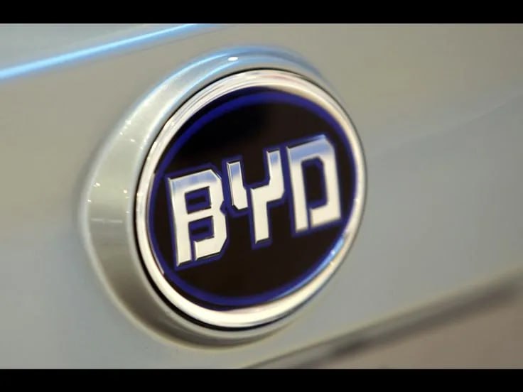 Компания BYD Co сообщила о снижении квартальной прибыли на 33 до 7 82 млрд юаней а общая выручка упала на 3 до 194 98 млрд юаней За этот период компания поставила 1 15 млн автомобилей на новых источниках энергии что на 1 8 меньше чем в третьем квартале 2024 года При этом конкуренты Geely Automobile Holdings и Chongqing Changan Automobile Co сообщили о росте продаж в третьем квартале Аналитики связывают замедление продаж с попытками BYD сократить складские запасы в преддверии выпуска моделей 2026 года но отмечают что структура экспорта компании и инвестиции в исследования и разработки могут способствовать дальнейшему росту jkinvest news jkinvest
