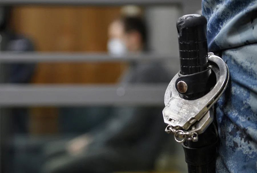 Сочинца будут судить за аферу на 18 млн рублей 41 летний житель Сочи предстанет перед судом по делу о мошенничестве в особо крупном размере Обвинительное заключение утвердила прокуратура Севастополя По версии следствия мужчина вместе с двумя сообщниками собирал деньги с покупателей под предлогом участия в долевом строительстве Для видимости законности они начали строительство дома в Севастополе и размещали объявления о продаже квартир в интернете заключая различные договоры от долевого участия до займов Позже выяснилось что участок был предназначен только для индивидуального жилищного строительства а квартиры покупатели так и не получили С 2014 по 2018 год ущерб семи потерпевшим составил около 18 млн рублей На имущество обвиняемого наложен арест дело направлено в суд