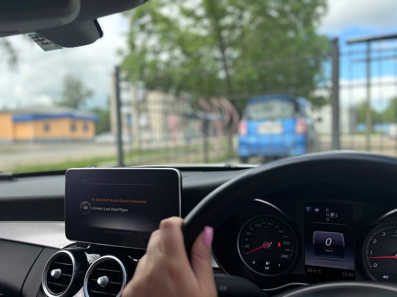 Взял машину покататься и разбил её житель ЕАО 22 летний житель села Песчаное заявил об угоне своего автомобиля Автомобиль был оставлен на улице во дворе дома у знакомого Ключи с брелоком сигнализации владелец оставил висеть на гвозде в квартире знакомого около входной двери Спустя пару дней выйдя из дома гражданин обнаружил пропажу машины Полицейские обнаружили транспортное средство в селе Бабстово в разбитом состоянии В ходе оперативно розыскных мероприятий сотрудники полиции задержали подозреваемого Им оказался 25 летний местный житель Мужчина признался что зашел в гости к хозяину той самой квартиры Увидев ключи он решил взять машину чтобы покататься На угнанном автомобиле в состоянии алкогольного опьянения поехал в село Лазарево По дороге не справившись с управлением злоумышленник съехал в кювет и врезался в забор после чего бросил поврежденное транспортное средство Возбуждено уголовное дело Подпишись в MAX Прислать новость