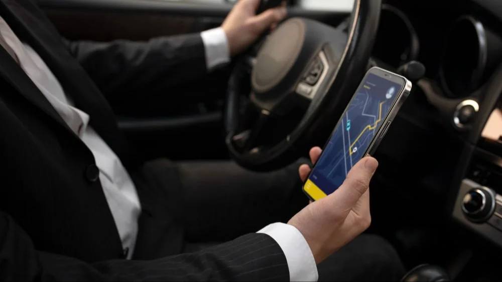 Службу такси и сетевой супермаркет Дагестана могут включить в белый список интернет сервисов Власти Дагестана направили в Минцифры России заявку на включение трех региональных интернет ресурсов в так называемый белый список который обеспечивает доступ к сайтам в зонах с ограничениями мобильного интернета Об этом РБК Кавказ сообщили в Министерстве цифрового развития Дагестана В ведомстве подчеркнули что эти ресурсы имеют важное социальное и экономическое значение для региона и пользуются высоким спросом у населения Формирование белого списка происходит на федеральном уровне и регионам выделен лимит не более трех сервисов Однако в Дагестане посчитали что этого недостаточно В Министерстве цифрового развития республики сообщили что дополнительно направили заявки с превышением установленного лимита чтобы обеспечить доступ граждан и к другим социально значимым ресурсам