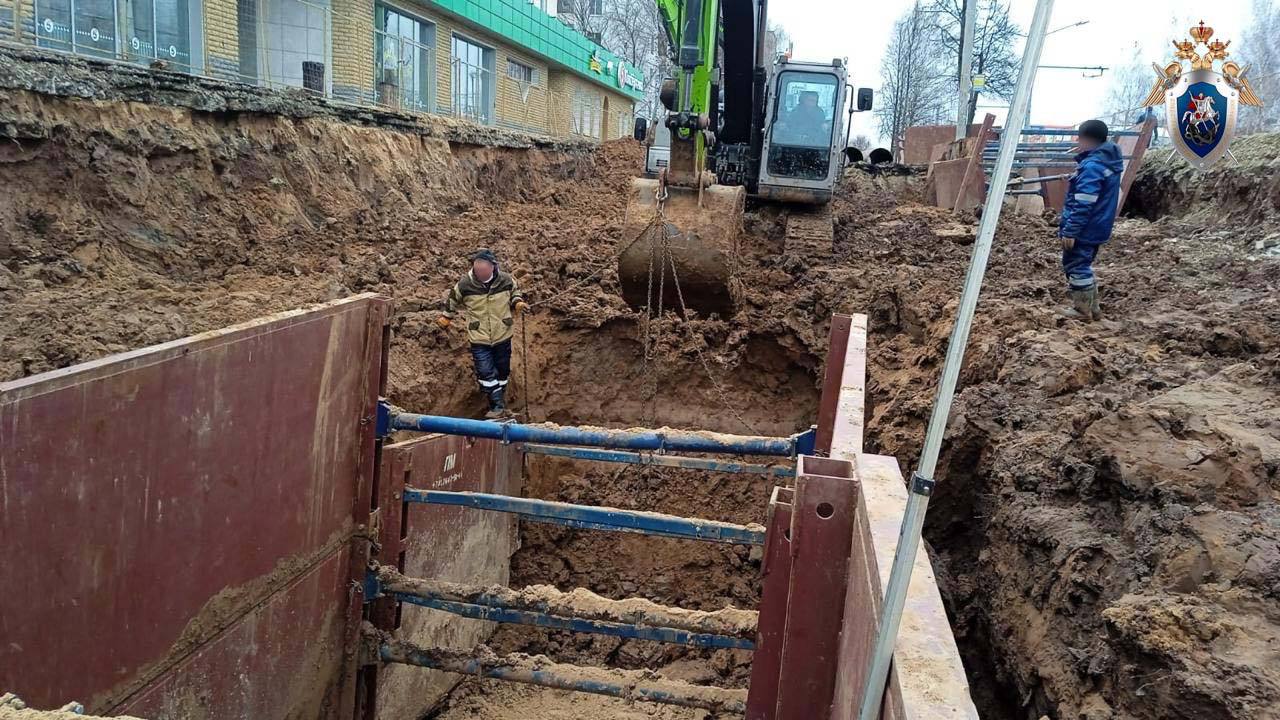 Мужчина и женщина из Казани руководитель и начальник отдела коммерческой организации занимавшейся реконструкцией самотечного коллектора в Йошкар Оле разработали схему хищения бюджетных средств Установлено что с июля 2022 по ноябрь 2023 года в рамках исполнения директор и начальник коммерческой организации указали в документах о выполненных работах завышенную на 67 8 миллионов рублей стоимость материалов На основании этих документов мэрией Йошкар Олы были выплачены средства Также 2023 году директор организовал подготовку дополнительного пакета документов с ложными сведениями о стоимости затрат на сумму более 14 миллионов рублей но администрация отказалась платить эти средства Руководителя организации суд приговорил к 6 годам лишения свободы со штрафом в 600 тысяч рублей начальника отдела 5 годам лишения свободы и штрафом в 400 тысяч рублей Помимо этого с осужденных с учетом частичного добровольного погашения постановлено взыщут более 58 млн рублей Приговор в законную силу не вступил