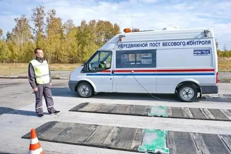 Весенние ограничения на дорогах завершаются С 6 апреля по 6 мая в Челябинской области действует период просушки дорог регионального значения с ограничением движения для транспорта с нагрузкой на ось более 6 тонн В период просушки Миндортранс совместно с Ространснадзором организовали работу передвижного пункта весогабаритного контроля Проверки в первую очередь проводились по жалобам жителей на перегруженные грузовики разрушающие дороги Контроль за перегрузом будет продолжен и после снятия ограничений Сейчас на региональных трассах работают 16 стационарных пунктов весогабаритного контроля и передвижная весовая лаборатория  Напоминаем перевозка тяжеловесных и негабаритных грузов требует специального разрешения Штрафы за нарушения от 150 до 600 тыс рублей Просьба к перевозчикам соблюдайте правила и не допускайте перегруза Миндортранс в MAX
